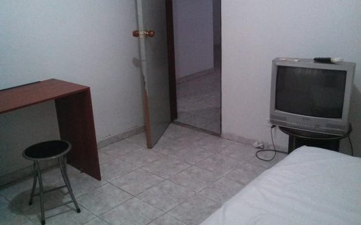 Cuarto amoblado Barrio Saenz para dama