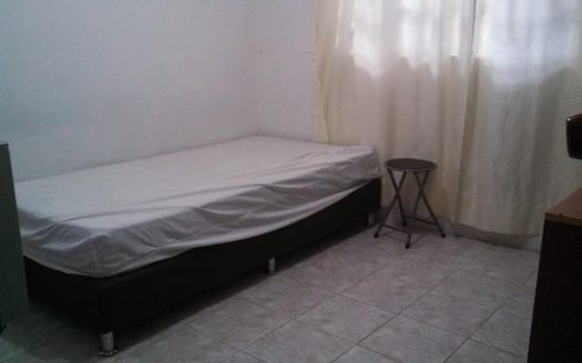 Cuarto amoblado Barrio Saenz para dama