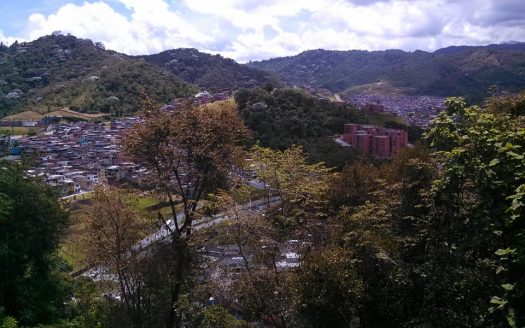 Cuarto amoblado Barrio Saenz para dama
